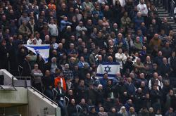 168资讯网-资讯体育邮报-热刺对阵富勒姆，有热刺粉丝在看台举以色列国旗以表支持