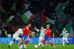 168资讯网-英国报道，凯尔特人队的支持者升起巴勒斯坦国旗