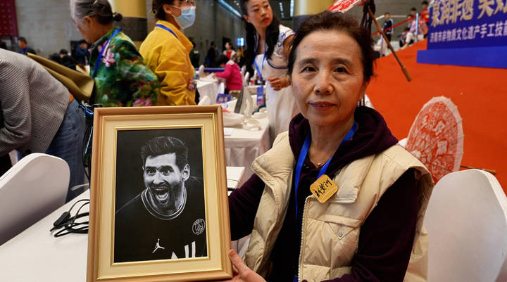 梅西:决赛现场梅西，63岁女粉丝要把济南“非遗”刻瓷送给梅西