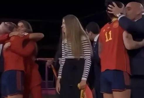 阿莱克西斯·桑切斯:西班牙足协主席为强吻女选手行为道歉阿莱克西斯·桑切斯，首相阿莱克西斯·桑切斯回应：道歉不够