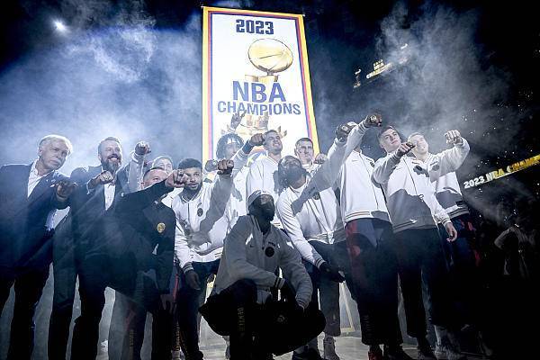 尼古拉·约基奇:NBA新赛季揭幕 尼古拉·约基奇率掘金轻松战胜湖人