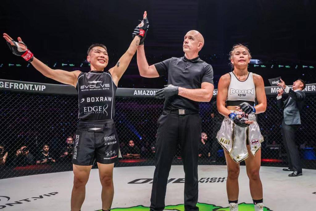 ONE冠军赛:ONE冠军赛世界冠军熊竞楠特TKO泰国名将ONE冠军赛，独特武术拳法惊众人