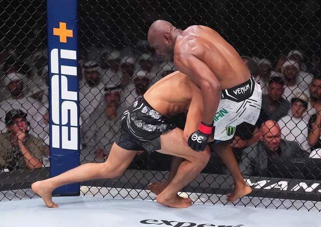 UFC:UFC294大牌云集阵容炸裂！奇马耶夫创造惊人战绩UFC，冠军战面临隐患