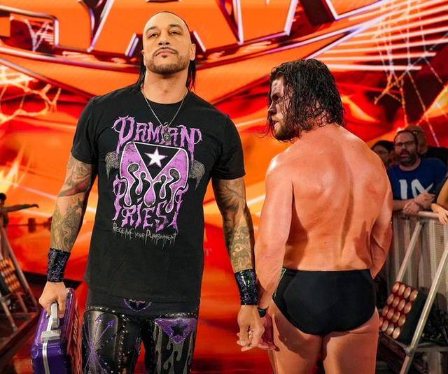 WWE:屡遭针对WWE，WWE选手发文警告达米安，多米尼克主动缓解矛盾！
