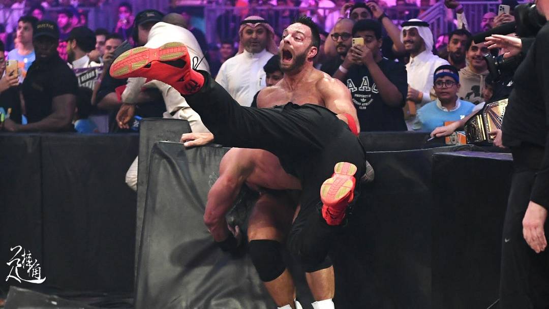 WWE:罗根保罗拿下WWE全美冠军WWE，达米安的合约包当众被抢！