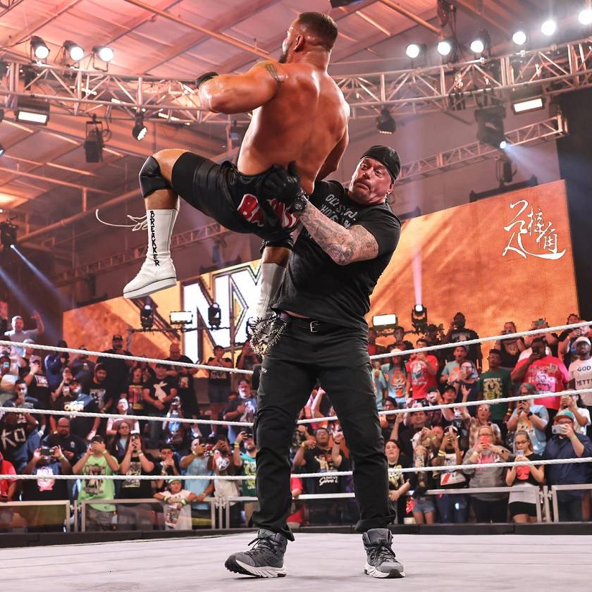 WWE:WWE为赢得收视大战狂加猛料WWE，葬爷现身NXT力挫“肌肉小爹”