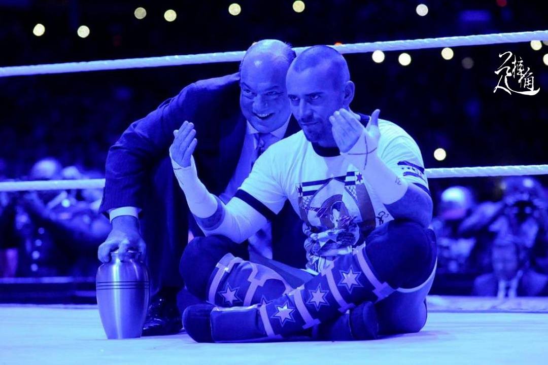 WWE:CM朋克剑指WWE摔角狂热主战赛WWE，夏洛特疑似膝盖受伤！