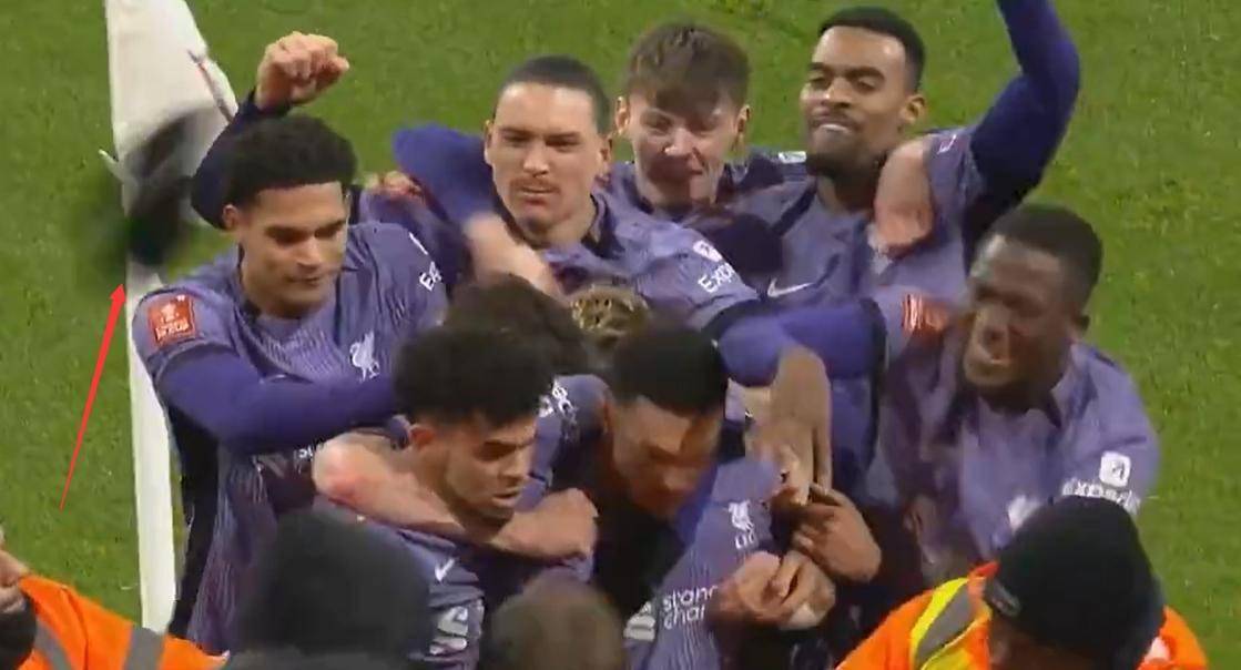 利物浦:利物浦庆祝进球时科纳特将球迷帽子扔了利物浦，球迷热议：全场最佳