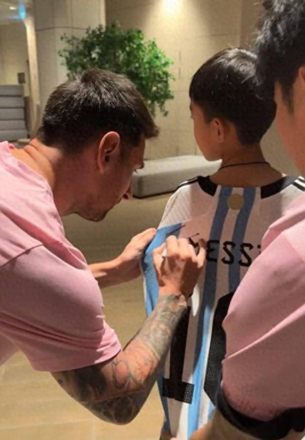 梅西:球迷晒梅西中国香港行期间见面会视频：梅西签名+微笑合影