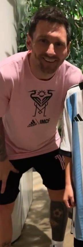 梅西:球迷晒梅西中国香港行期间见面会视频：梅西签名+微笑合影