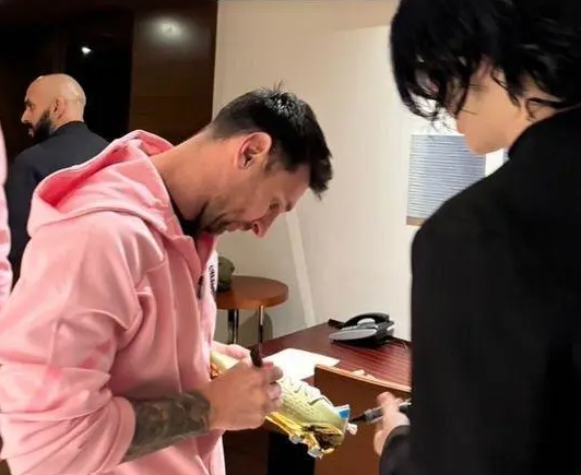 梅西:迷之操作！梅西在酒店会面日本顶级牛郎梅西，亲密合影，送签名球鞋