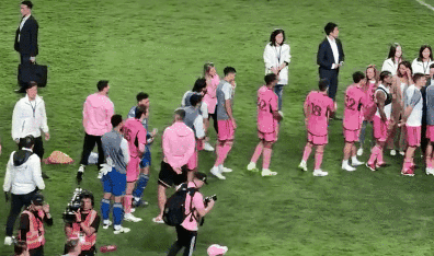 梅西:一位日本知名人士晒出与梅西有关的图片梅西，让中国球迷彻底无语了